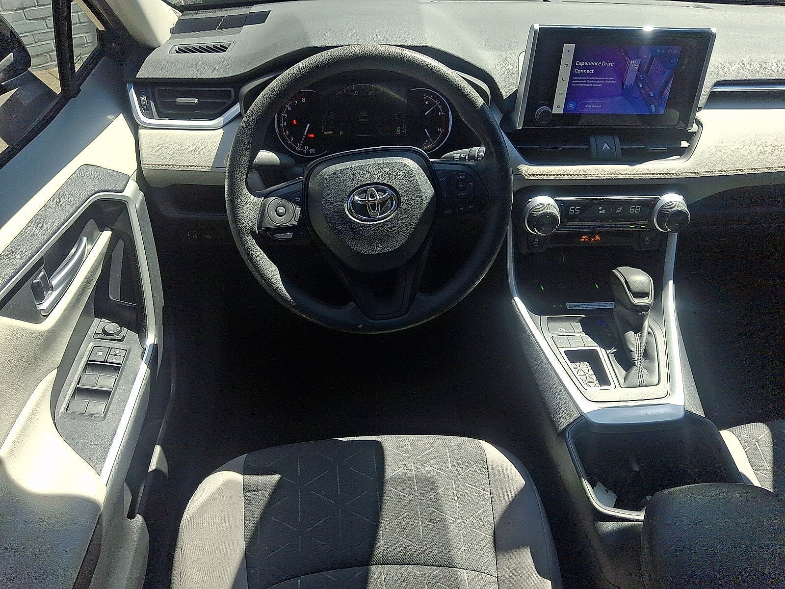 2024 Toyota RAV4 XLE - Photo 11