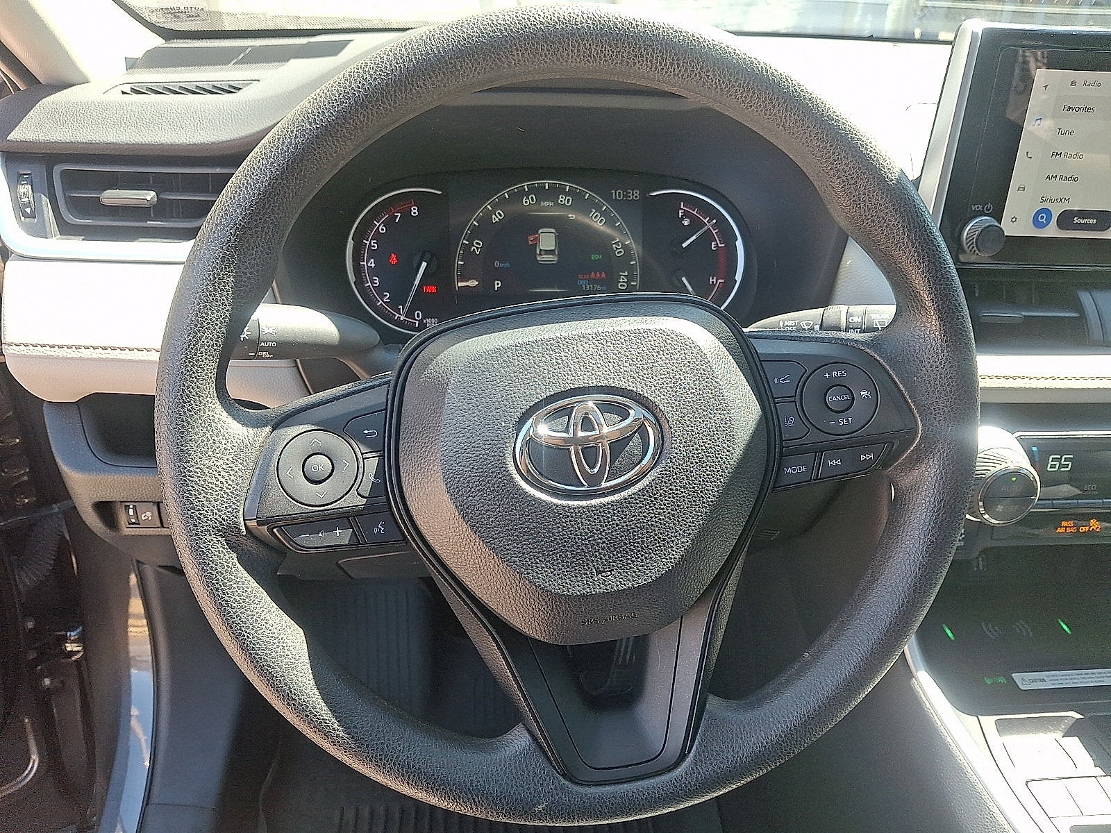 2024 Toyota RAV4 XLE - Photo 20