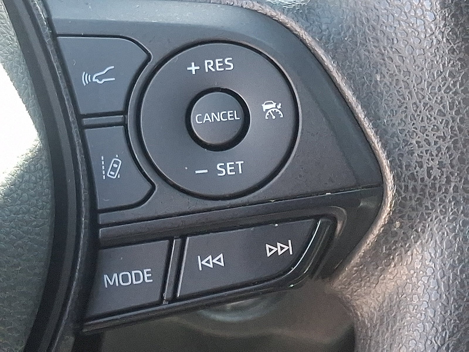 2024 Toyota RAV4 XLE - Photo 23