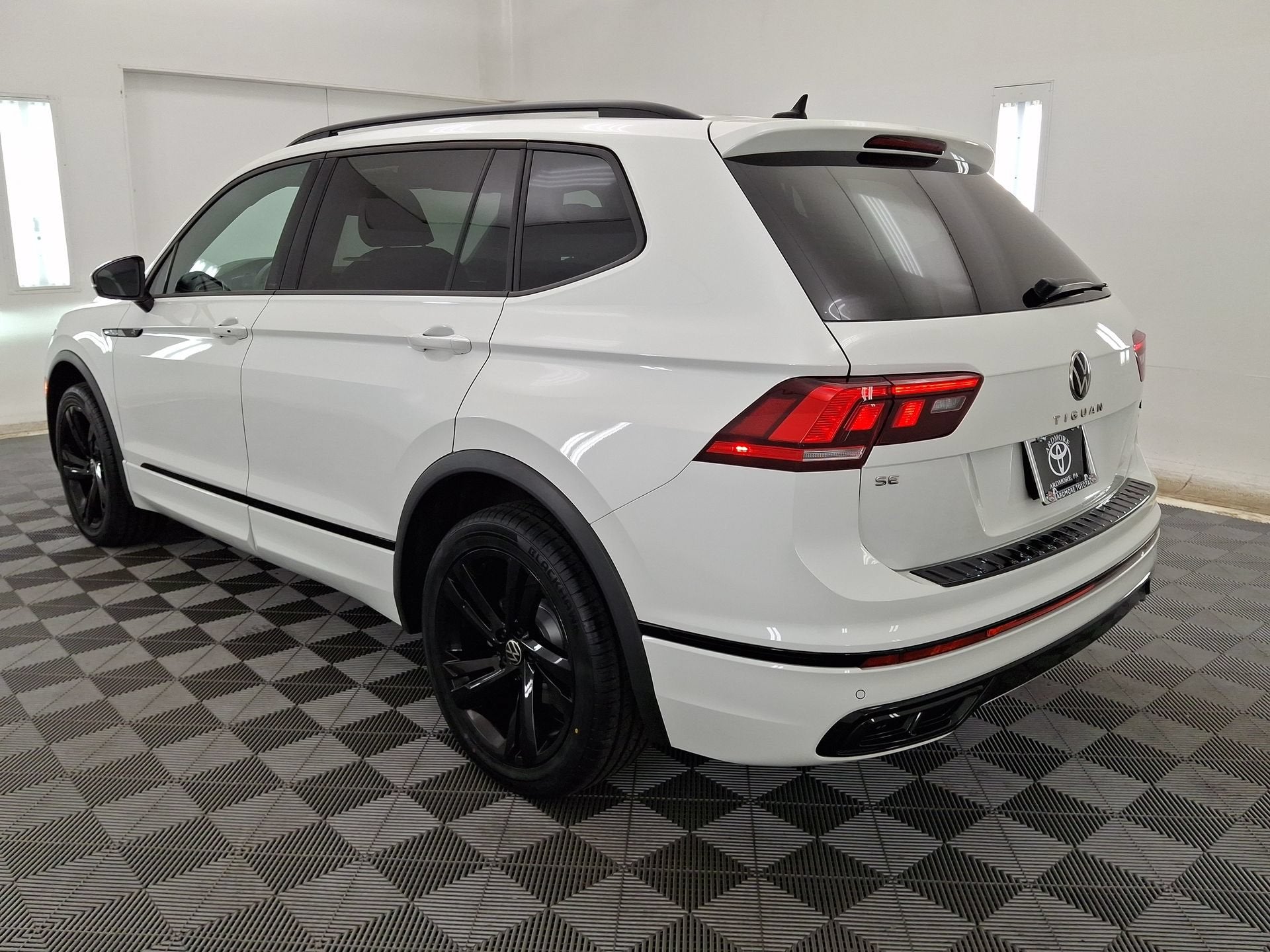2024 Volkswagen Tiguan SE R-Line Black