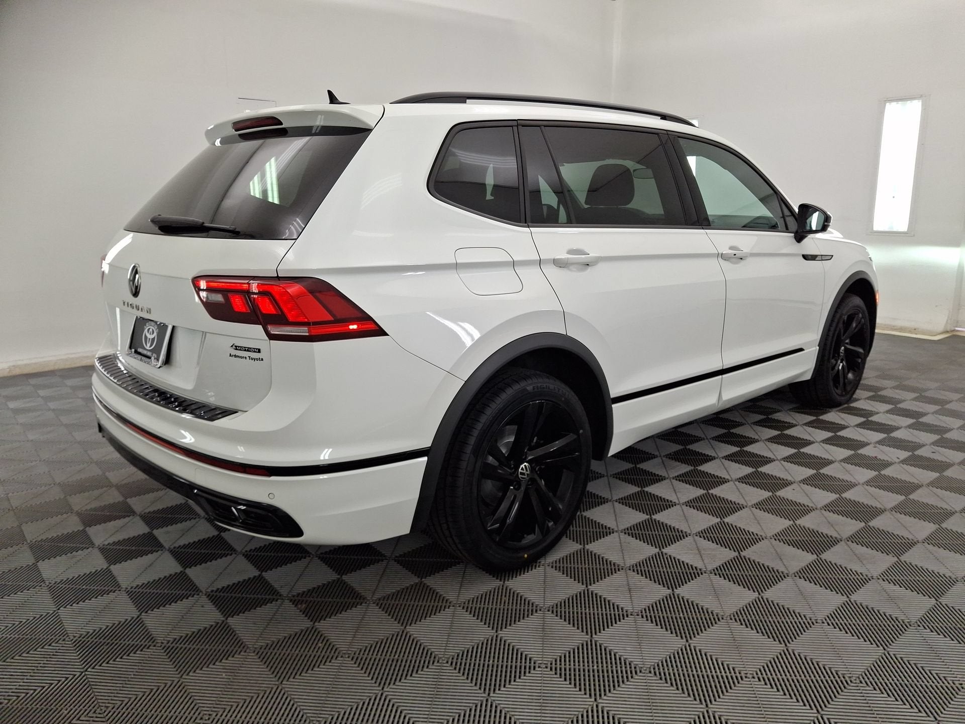2024 Volkswagen Tiguan SE R-Line Black