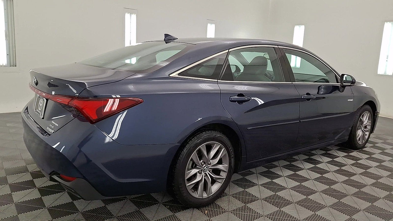 2019 Toyota Avalon Hybrid XLE