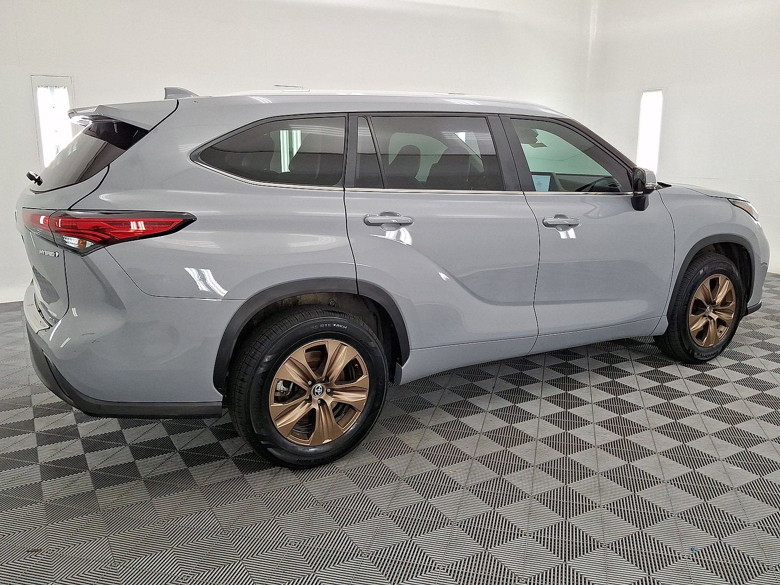 2023 Toyota Highlander Hybrid Bronze Edition