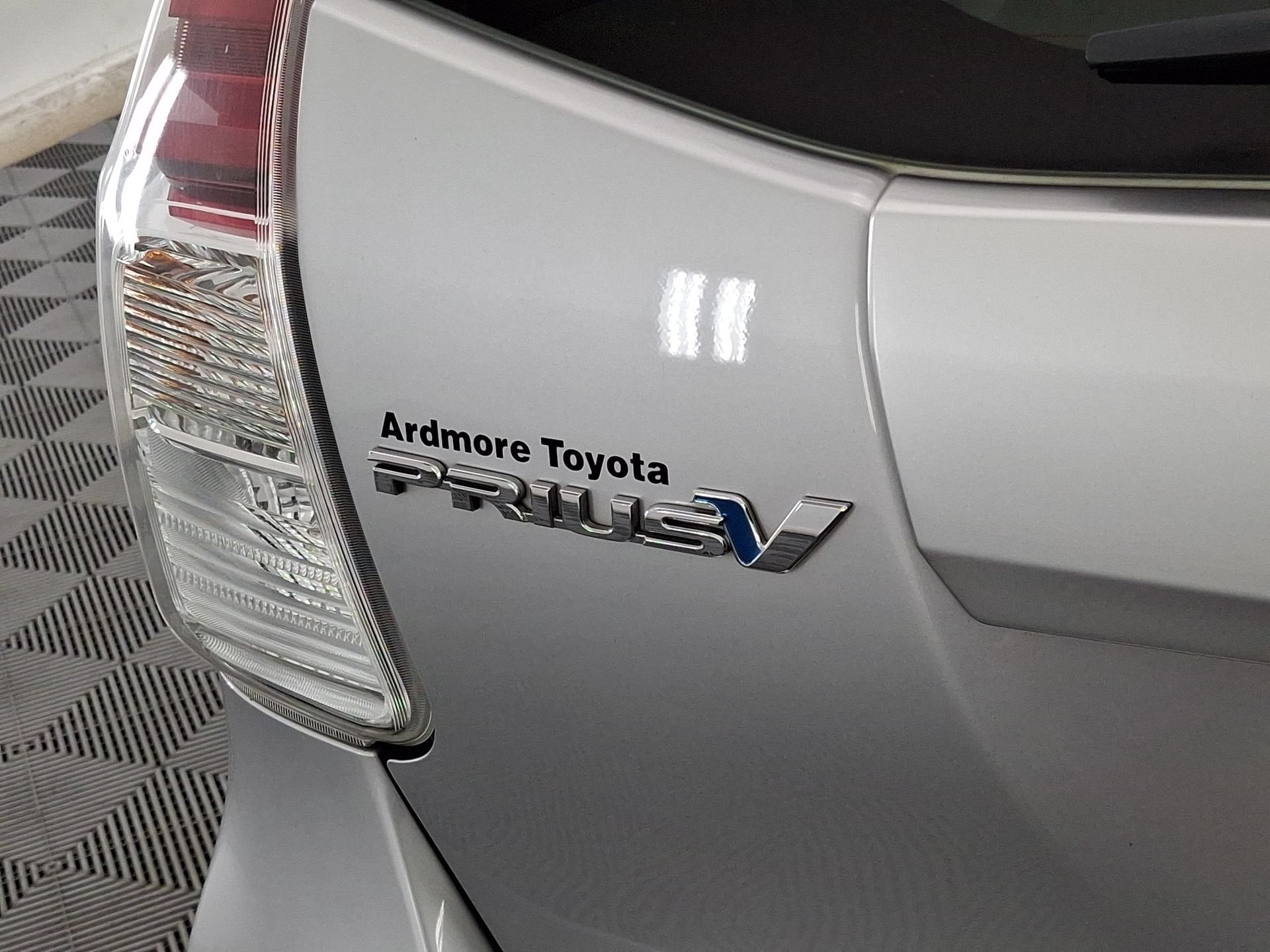 2017 Toyota Prius v Five
