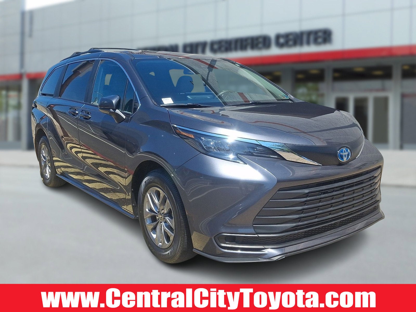 2025 Toyota Sienna LE 8-Passenger Hybrid FWD's photo