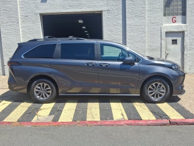 2025 Toyota Sienna LE