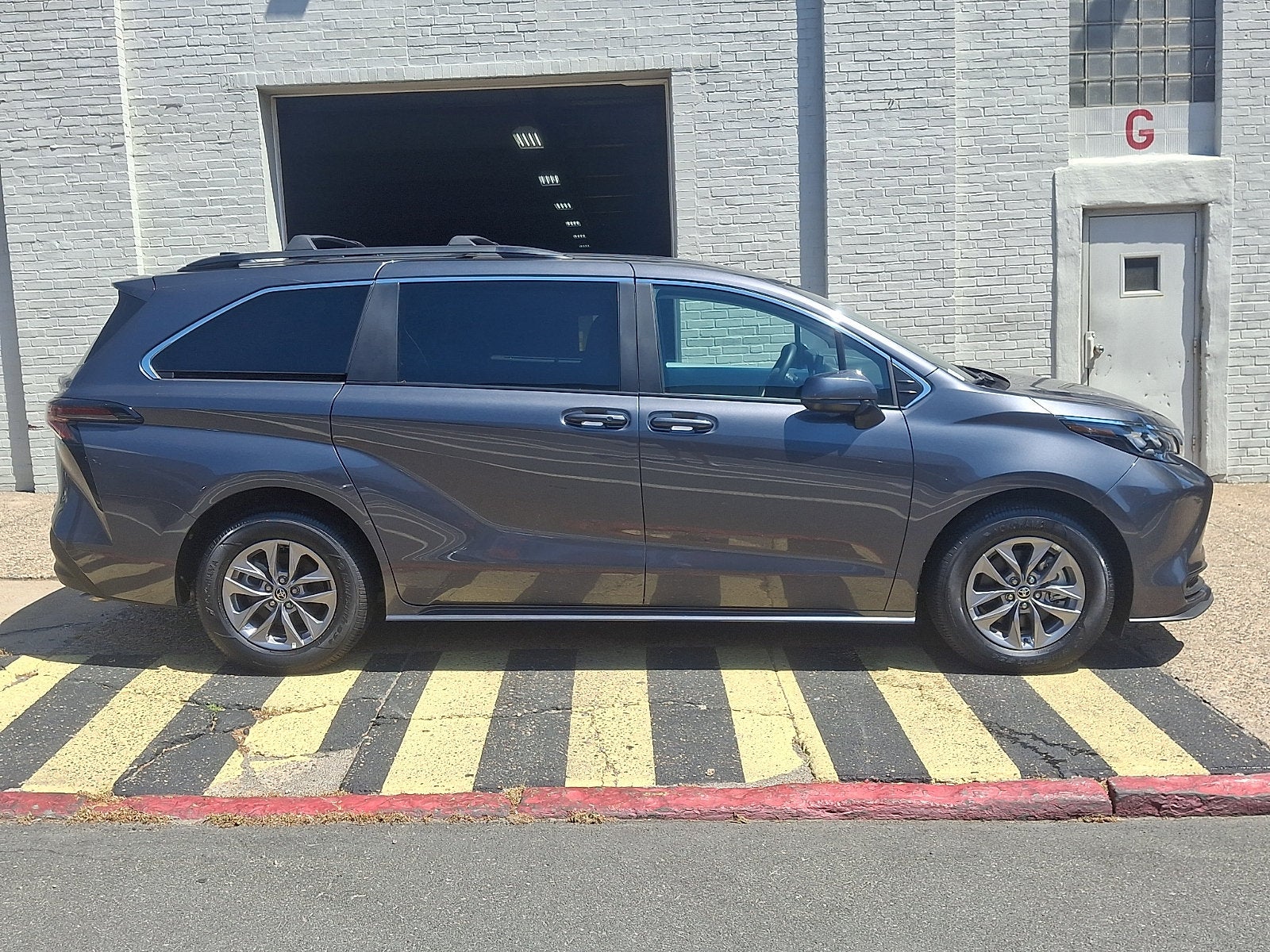 2025 Toyota Sienna LE