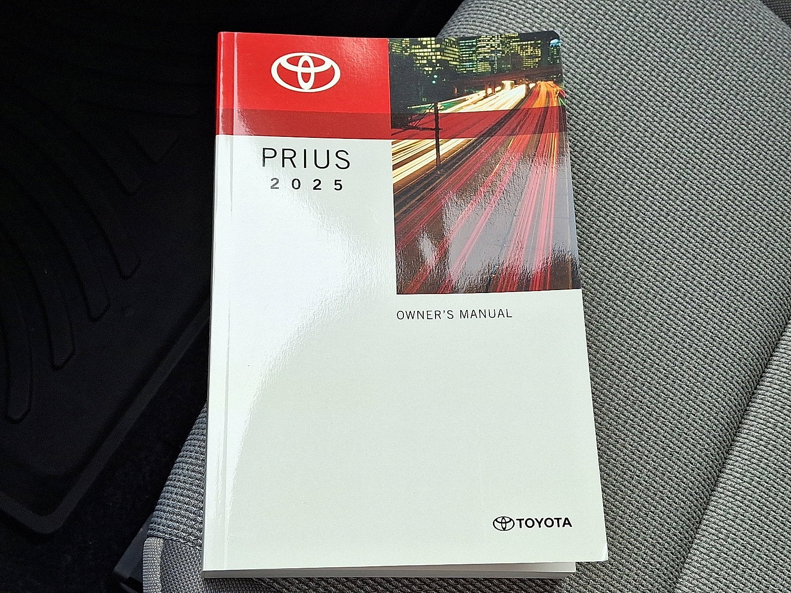 2025 Toyota Prius LE