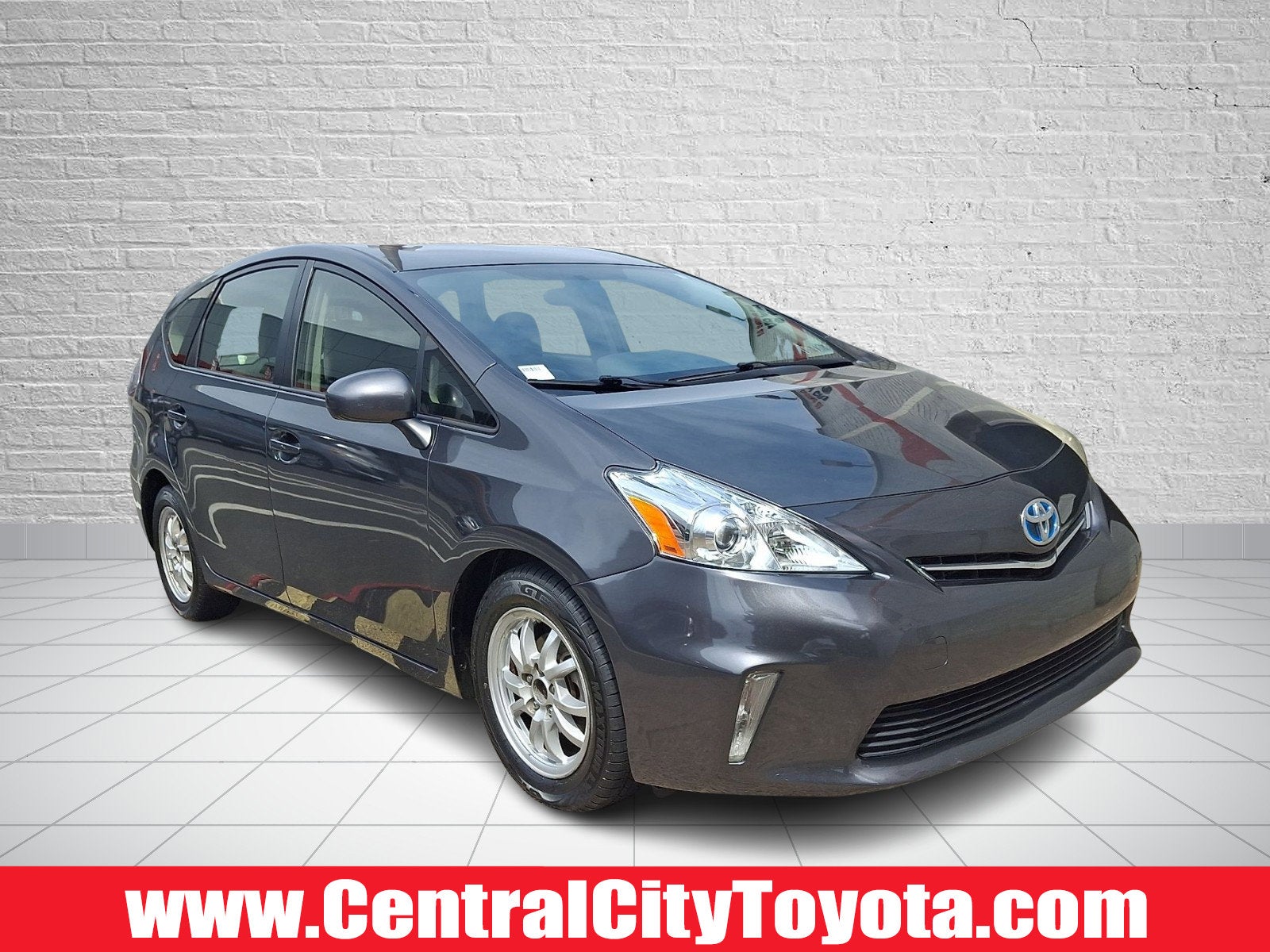 2013 Toyota Prius v Five's photo